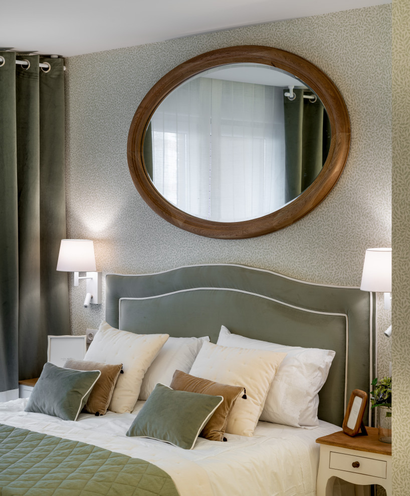 Modelo de dormitorio principal tradicional renovado grande sin chimenea con paredes blancas, suelo de baldosas de cerámica, suelo beige y papel pintado