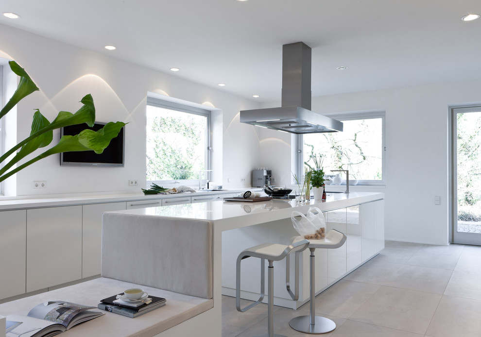 Inspiration for a large contemporary single-wall eat-in kitchen in Stuttgart with flat-panel cabinets, white cabinets, a single-bowl sink, panelled appliances and with island.