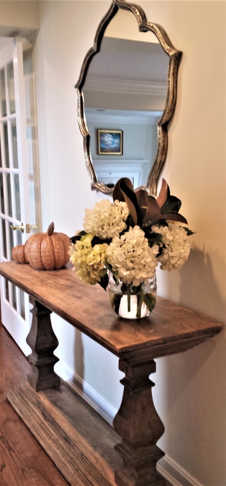 Transitional home design photo in Cincinnati