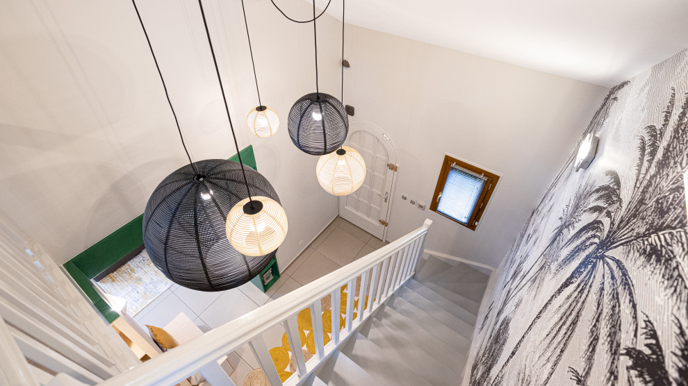 На фото: изогнутая лестница среднего размера в стиле модернизм с крашенными деревянными ступенями, крашенными деревянными подступенками, деревянными перилами и обоями на стенах с