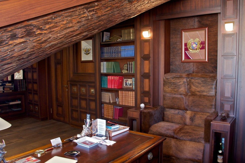 Кабинет. Мансарда жилого дома в центре Москвы