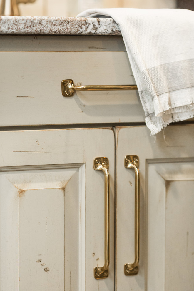 Inspiration for a rustic home design remodel in Cedar Rapids