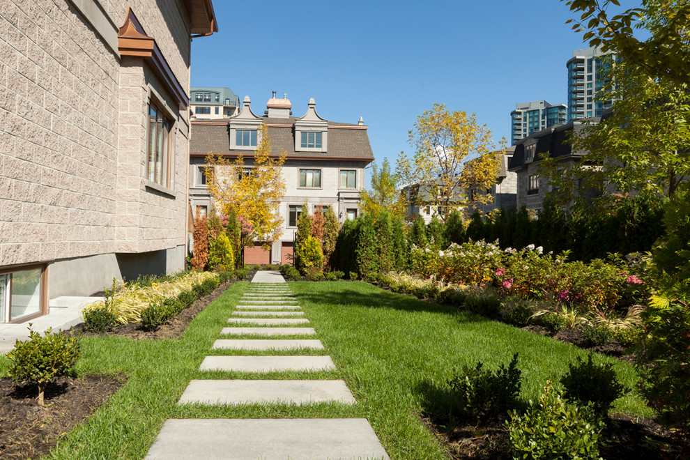 Design ideas for a mid-sized transitional landscaping.