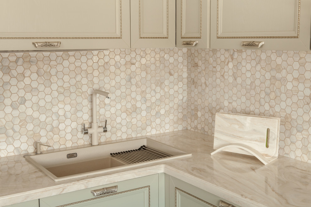 Кухня-столовая в неоклассике.