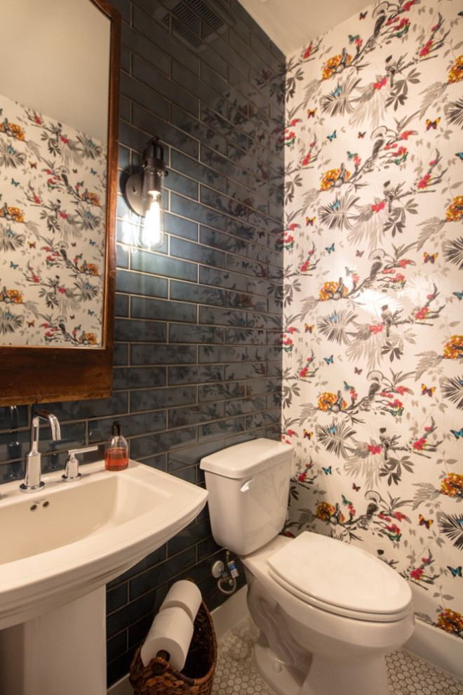 Exemple d'un petit WC et toilettes éclectique avec WC séparés, un carrelage bleu, un carrelage en pâte de verre, un mur blanc, un sol en marbre, un lavabo de ferme, un sol blanc, un plan de toilette blanc et du papier peint.