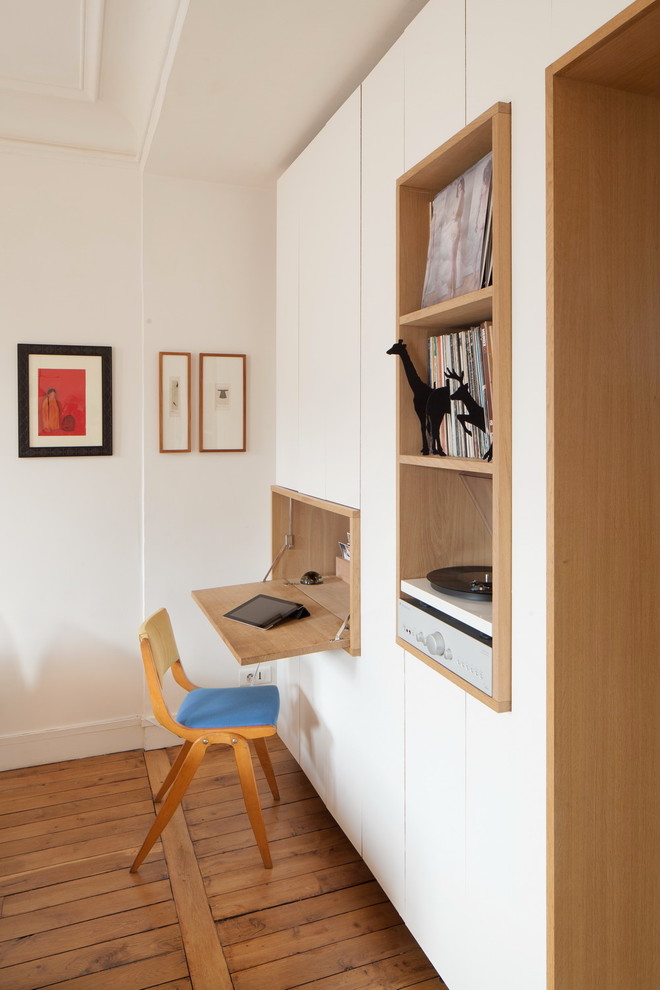 Photo of a modern home office in Paris.