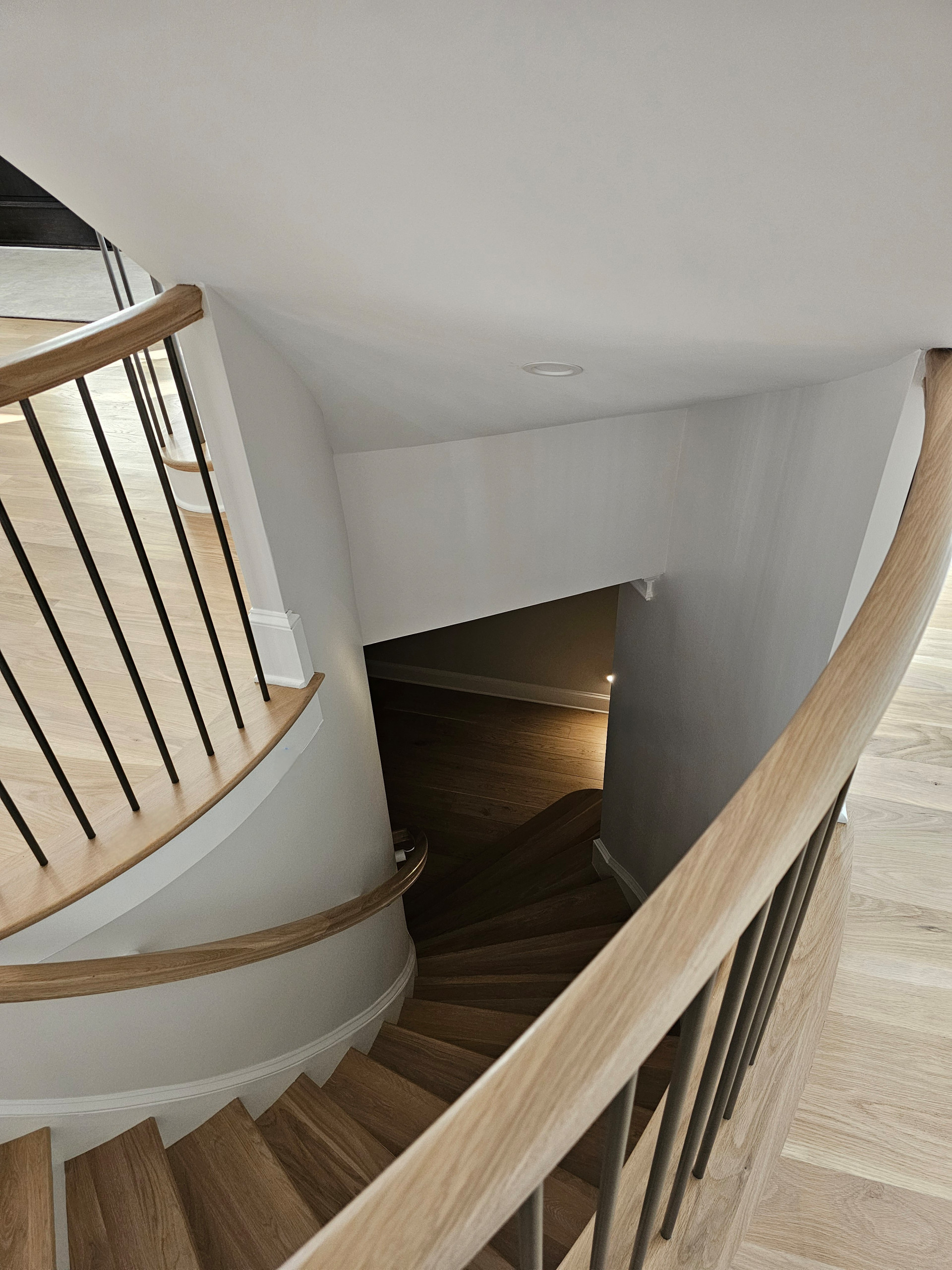 116_Elegant & Eye-catching Curved Staircase, Leesburg VA 20175