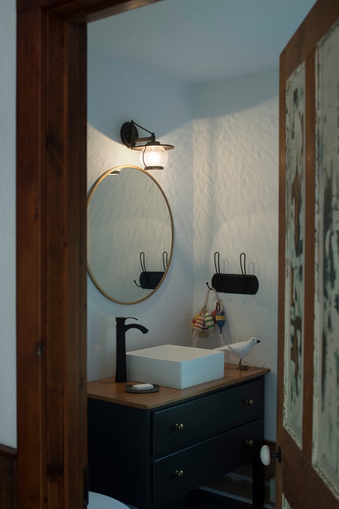 Inspiration for a rustic bathroom remodel in Chicago
