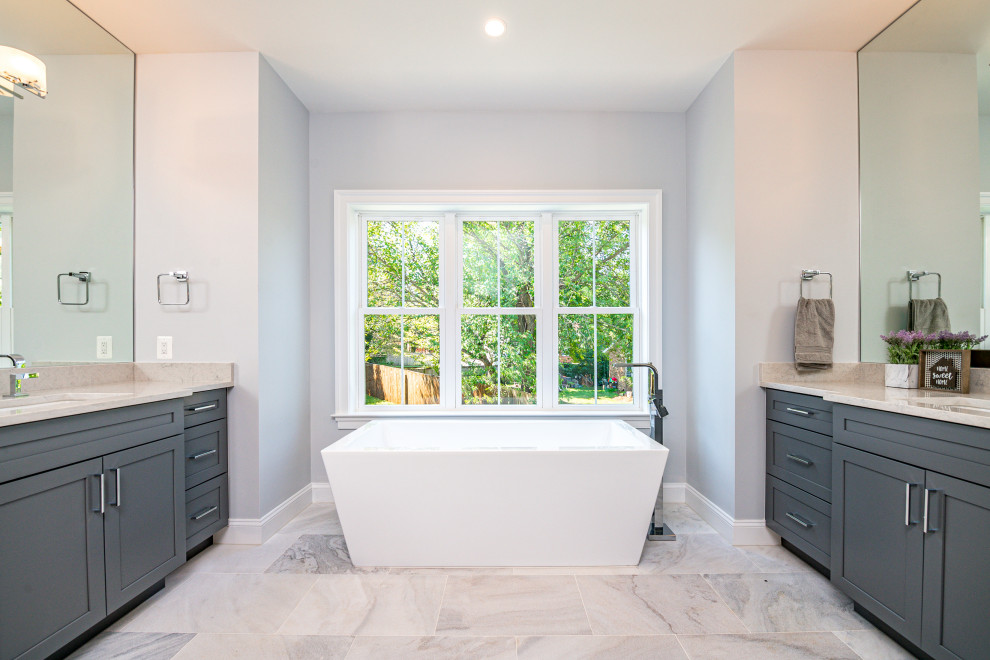 Inspiration för ett lantligt en-suite badrum, med luckor med infälld panel, ett fristående badkar, en dubbeldusch, klinkergolv i porslin, bänkskiva i kvarts och dusch med gångjärnsdörr