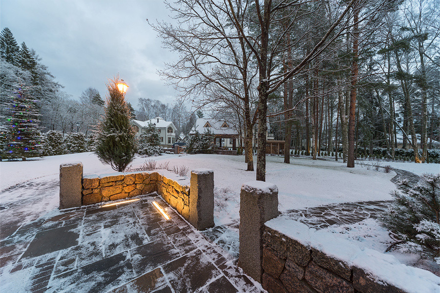 Участок в поселке со старыми кленами и дубами