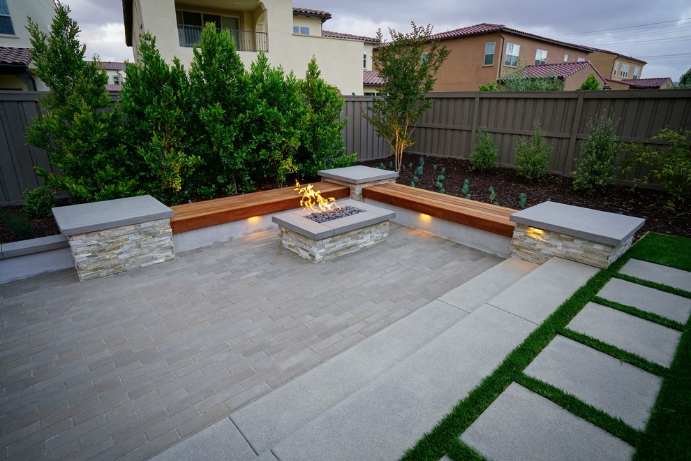 Design ideas for a traditional patio in San Diego.