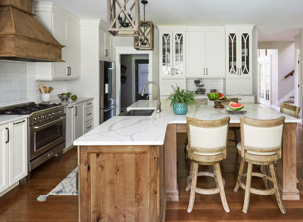 This is an example of a country kitchen in Huntington.