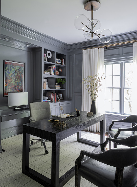 Imagen de despacho clásico renovado con paredes grises, moqueta, escritorio independiente y boiserie