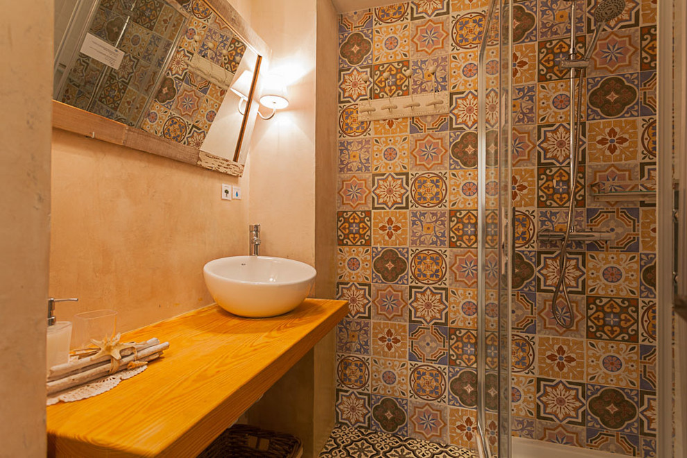 Mid-sized scandinavian 3/4 bathroom in Malaga with an alcove shower, a vessel sink and wood benchtops.