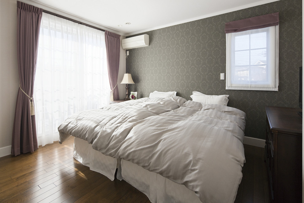 横浜にある中くらいなトラディショナルスタイルのおしゃれな主寝室 (茶色い壁、濃色無垢フローリング、茶色い床) のインテリア