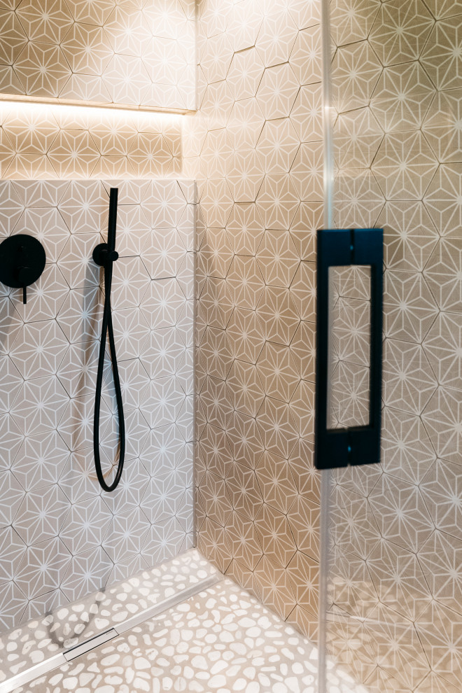 Mittelgroßes Modernes Badezimmer En Suite mit bodengleicher Dusche, beigen Fliesen, Zementfliesen, beiger Wandfarbe, Kiesel-Bodenfliesen und beigem Boden in Frankfurt am Main