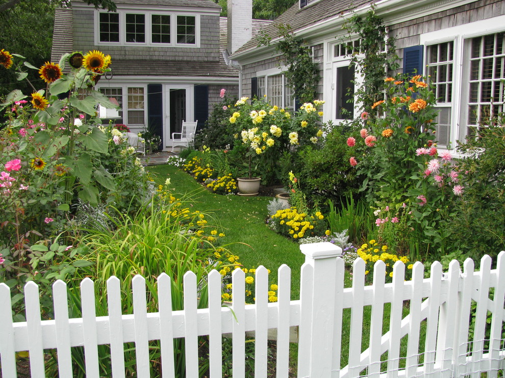 Photo of a mid-sized traditional garden in Boston.