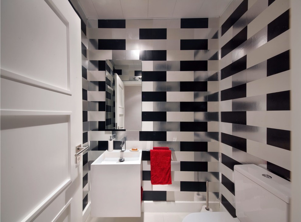 Foto de aseo contemporáneo de tamaño medio con sanitario de dos piezas, paredes multicolor y lavabo suspendido