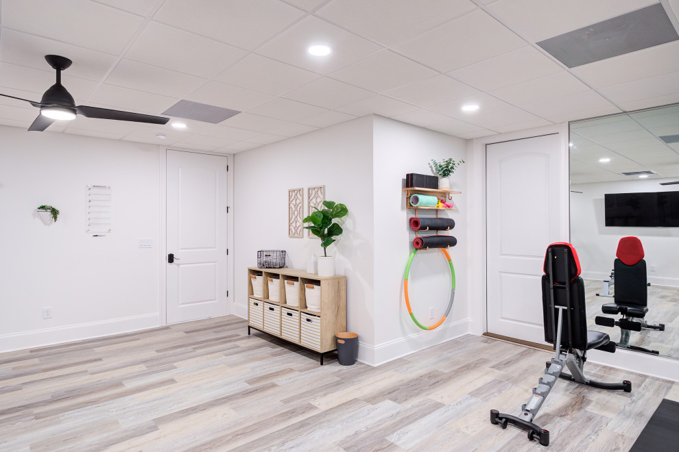 Multifunktionaler, Mittelgroßer Moderner Fitnessraum mit weißer Wandfarbe, Vinylboden und grauem Boden in Raleigh