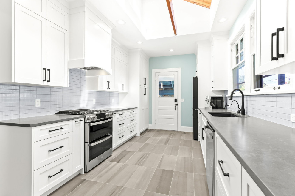 Kitchen - transitional kitchen idea in Portland
