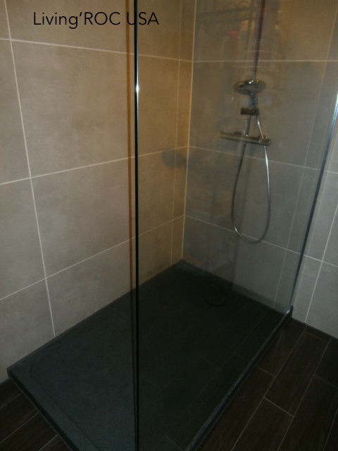 Inspiration för ett stort funkis en-suite badrum, med en dusch/badkar-kombination