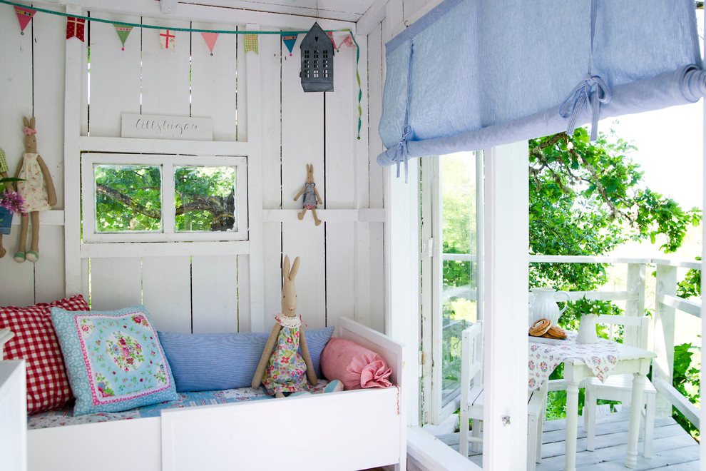 Inspiration for a traditional kids' room in Stockholm.