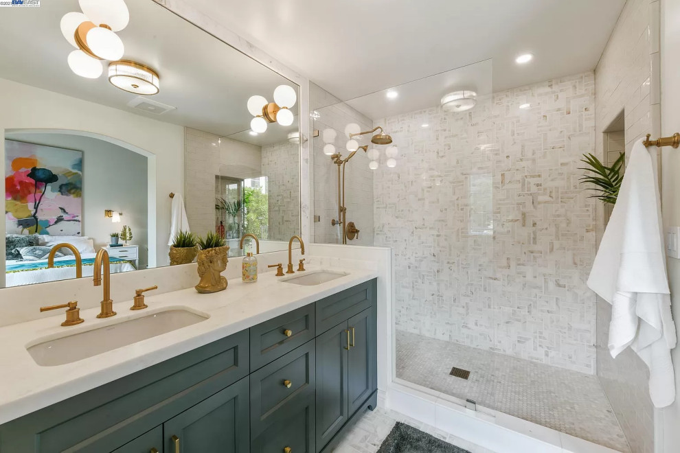 Exempel på ett mellanstort klassiskt vit vitt en-suite badrum, med luckor med infälld panel, gröna skåp, en dusch i en alkov, vit kakel, marmorkakel, vita väggar, marmorgolv, ett undermonterad handfat, bänkskiva i kvarts och vitt golv