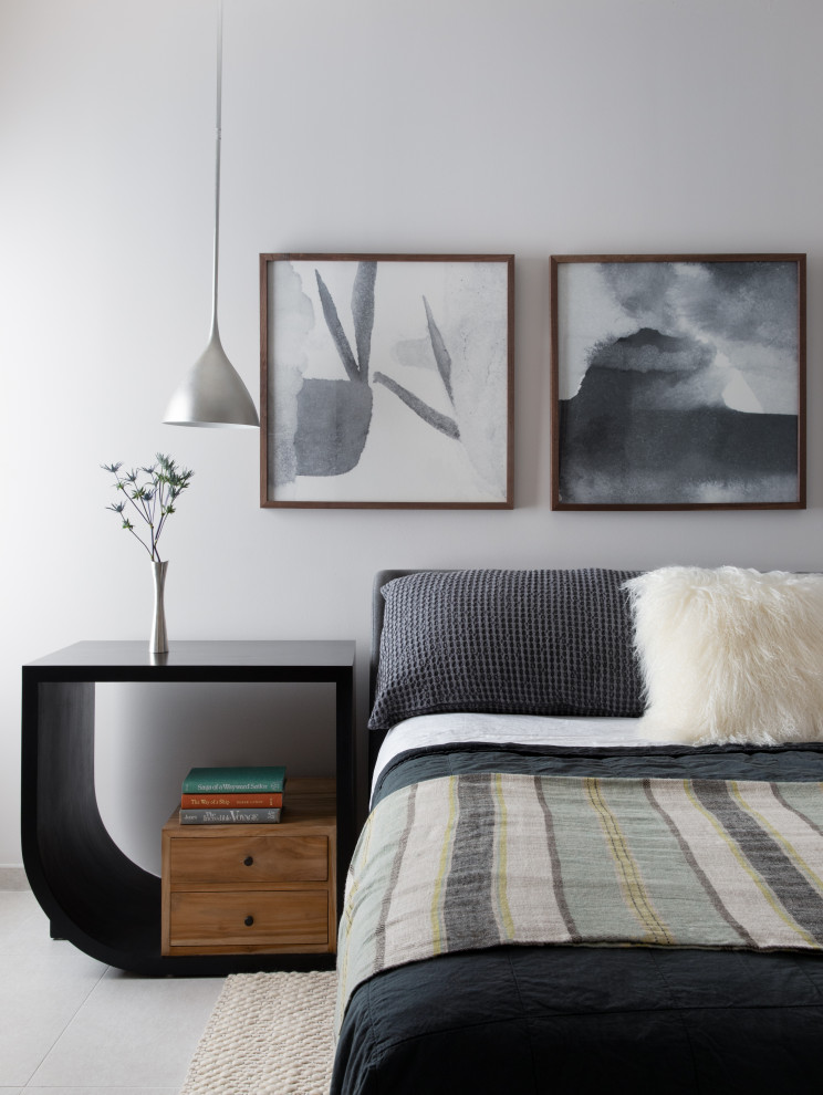Ejemplo de dormitorio actual con paredes grises y suelo gris