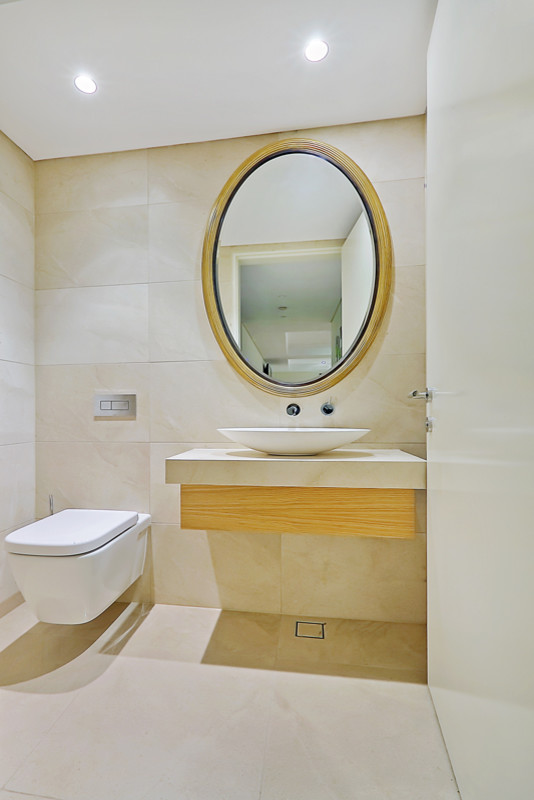 Photo of a contemporary bathroom in Sydney.