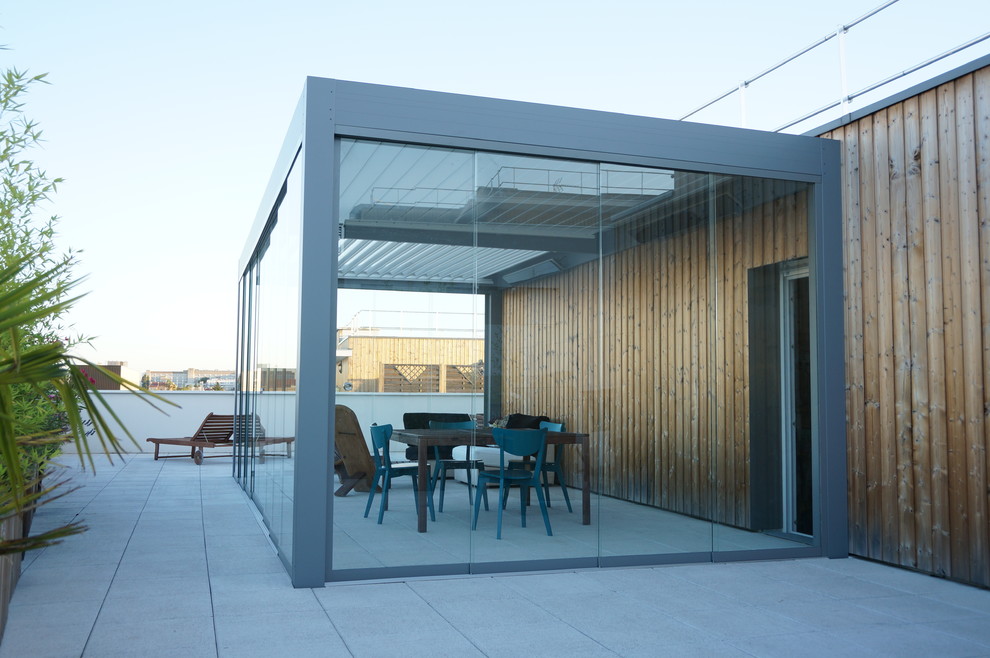 This is an example of a modern sunroom in Lyon.