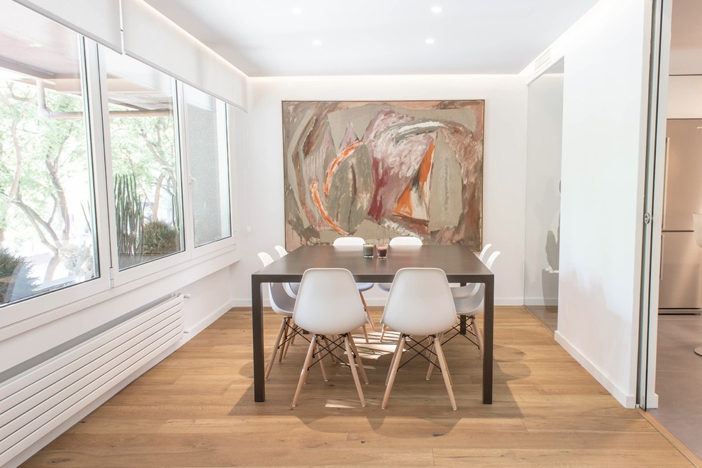 Foto de comedor clásico renovado grande abierto con paredes blancas, suelo de madera en tonos medios y todas las chimeneas