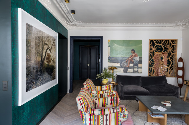 Le salon d'un appartement familial haussmannien qui joue avec les transparences eclectic-living-room