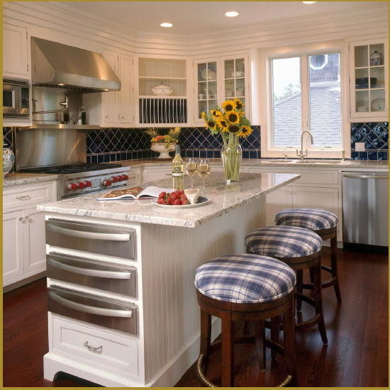 Inspiration for a mid-sized traditional l-shaped kitchen in New York with an undermount sink, shaker cabinets, white cabinets, quartz benchtops, blue splashback, porcelain splashback, stainless steel appliances, dark hardwood floors, with island and brown floor.