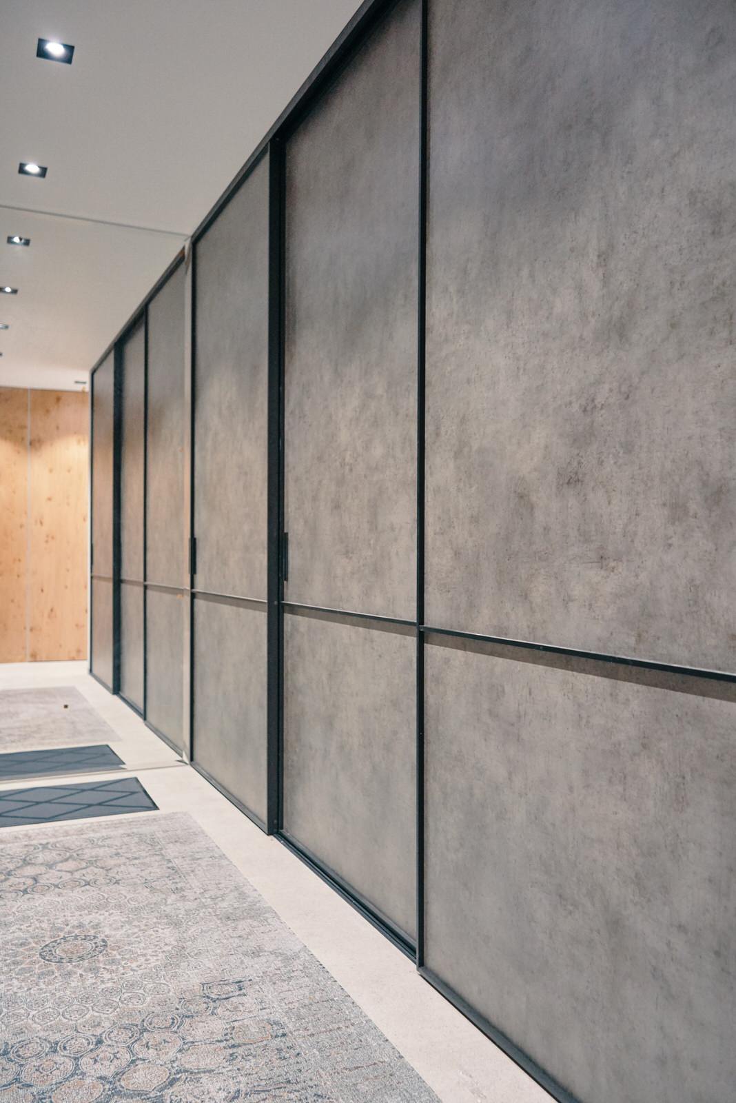 Шкаф-купе raumplus с серыми дверьми в черном профиле S1200