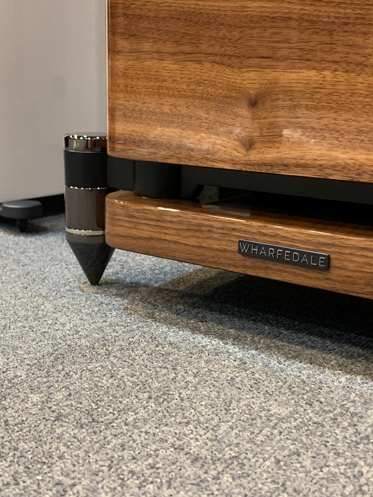 Шоу-рум домашних кинотеатров.