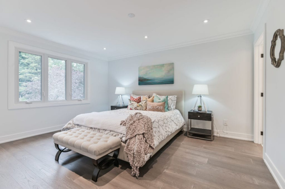 Idée de décoration pour une chambre parentale design de taille moyenne avec un mur blanc, parquet clair et un sol beige.