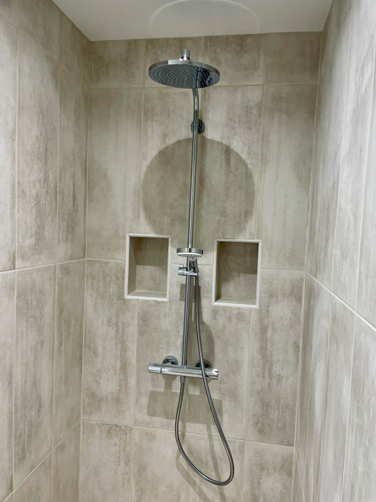 Idéer för att renovera ett mellanstort industriellt vit vitt en-suite badrum, med en öppen dusch, brun kakel, vita väggar, ett nedsänkt handfat, träbänkskiva, brunt golv och med dusch som är öppen