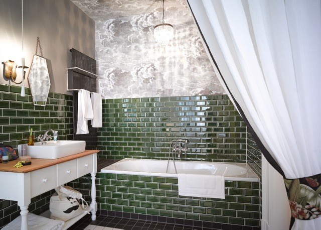 Foto di una stanza da bagno stile shabby di medie dimensioni con vasca da incasso, piastrelle verdi, piastrelle in ceramica, top in legno, un lavabo e mobile bagno freestanding