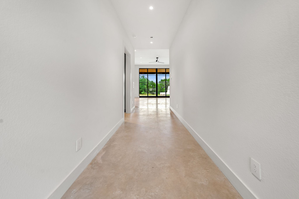 Example of a transitional hallway design in Austin