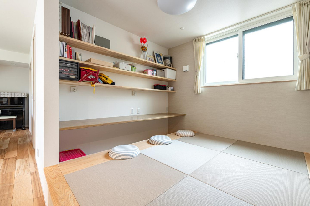 Cette photo montre une salle de séjour avec un sol de tatami, un plafond en papier peint et du papier peint.