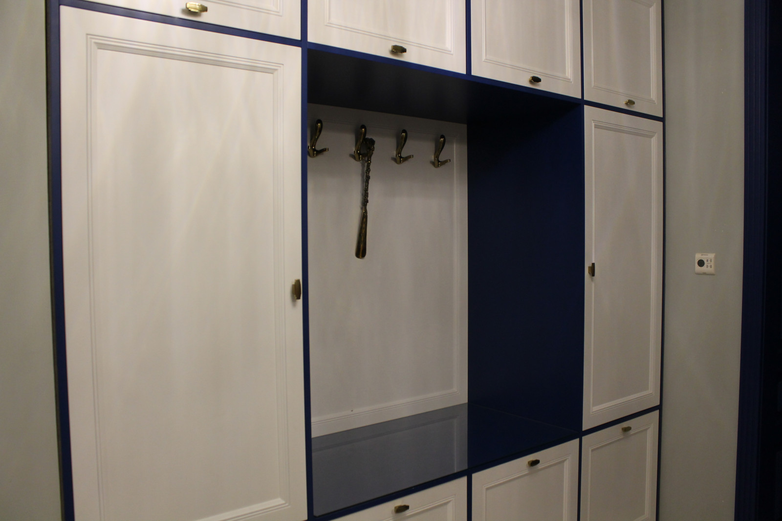 Обустройство просторной прихожей.