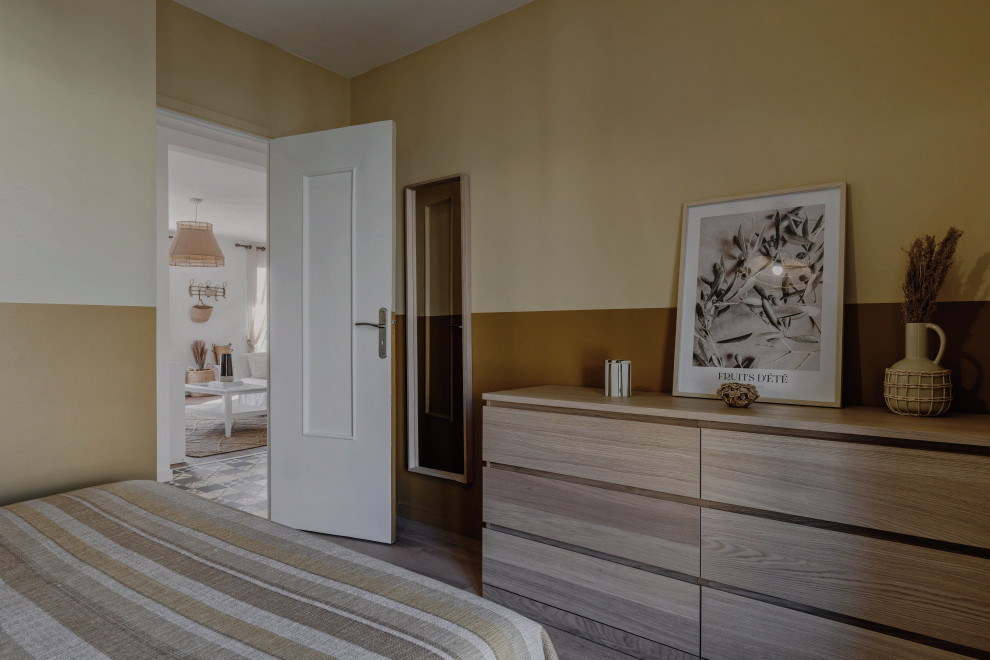 На фото: спальня среднего размера, в белых тонах с отделкой деревом в средиземноморском стиле с желтыми стенами, паркетным полом среднего тона и коричневым полом без камина с