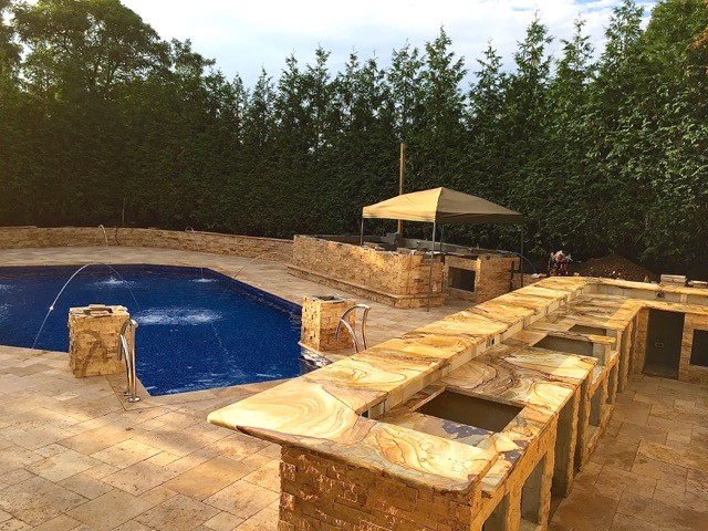 Transitional pool photo in New York