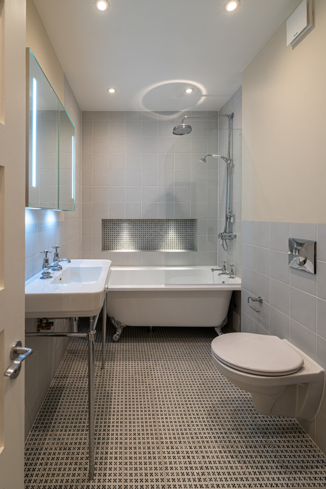 На фото: детская ванная комната среднего размера в стиле фьюжн с отдельно стоящей ванной, инсталляцией, белой плиткой, керамической плиткой, бежевыми стенами, полом из керамической плитки, подвесной раковиной и разноцветным полом с