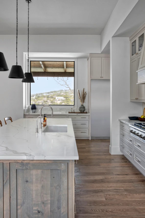 Kitchen - modern kitchen idea in Austin