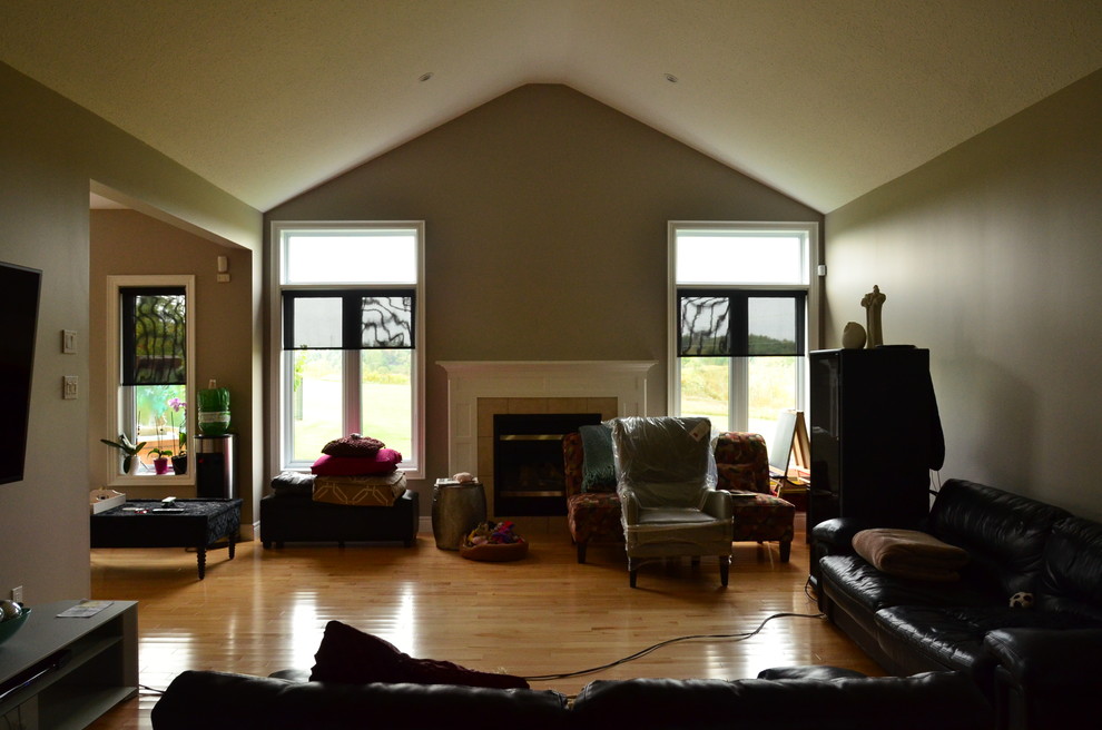 Inspiration for a transitional home design remodel in Toronto