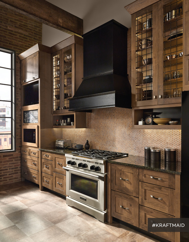 Aménagement d'une cuisine américaine linéaire montagne en bois brun de taille moyenne avec un placard avec porte à panneau encastré, une crédence rouge et un électroménager en acier inoxydable.
