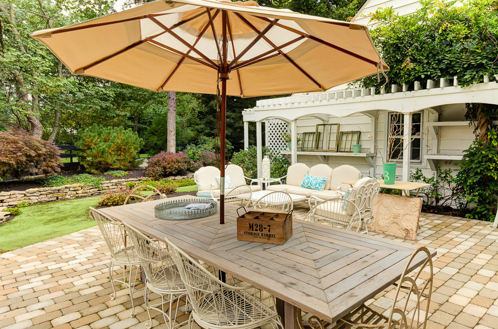 Photo of a traditional backyard patio in Columbus.