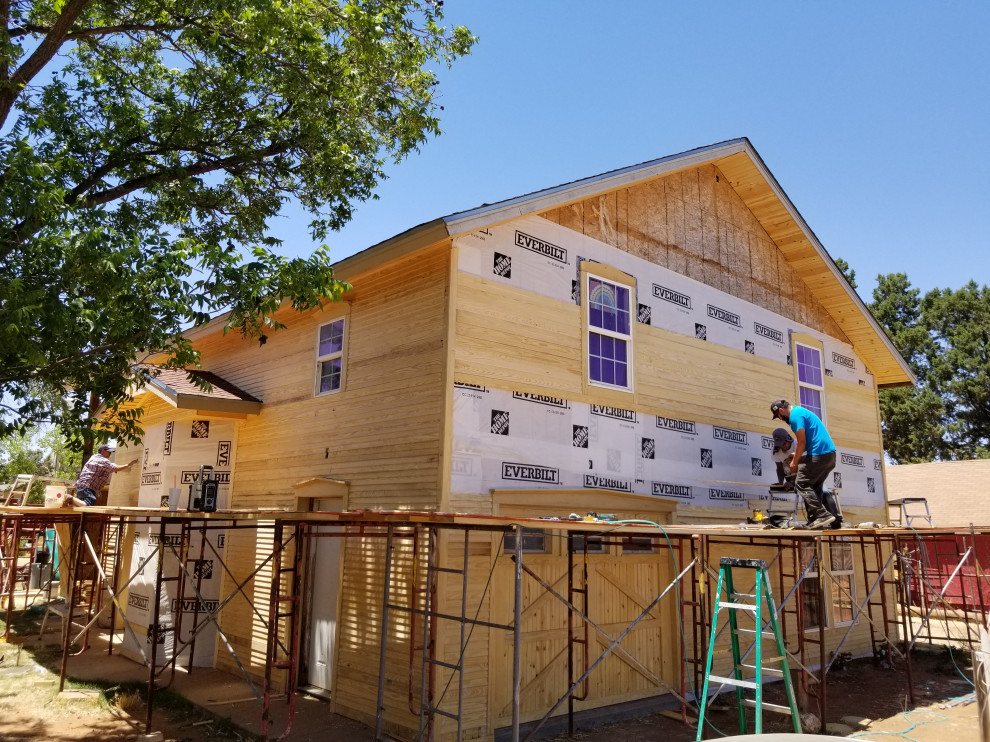 Example of a transitional home design design in Austin