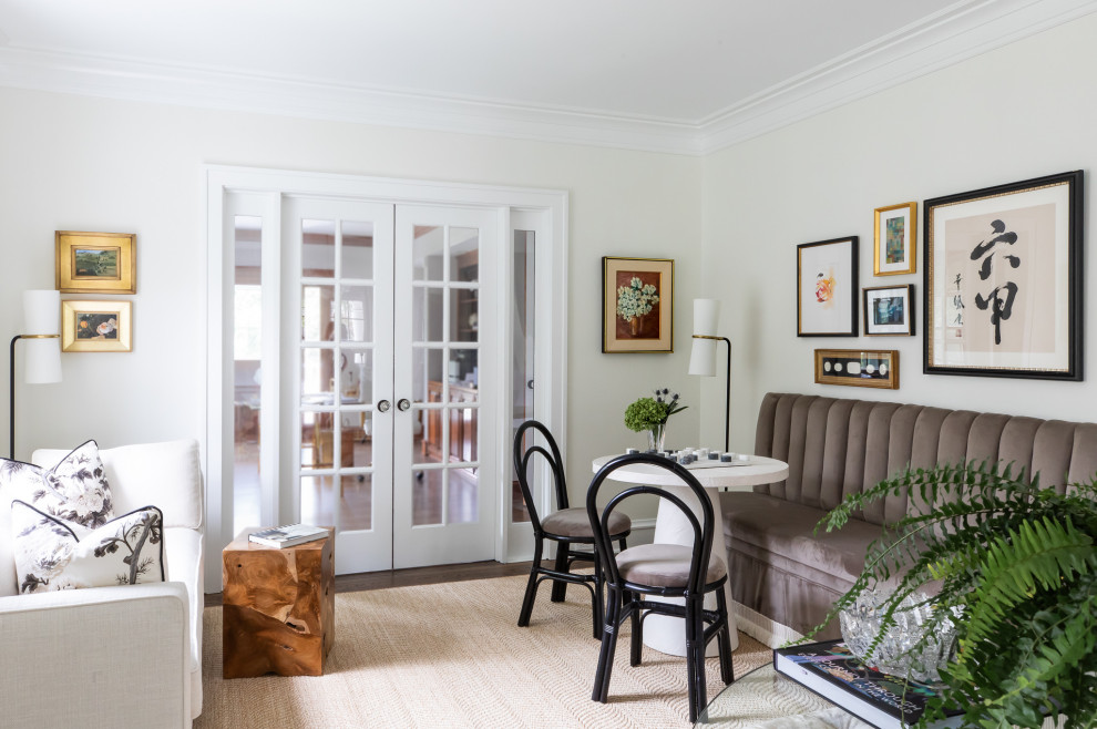 Fernseherloses Klassisches Wohnzimmer mit weißer Wandfarbe, braunem Holzboden, Kamin, Kaminumrandung aus Holz und braunem Boden in Chicago